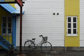 ins风建筑墙和单车