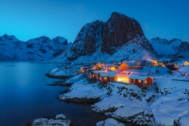 雪山下的村庄