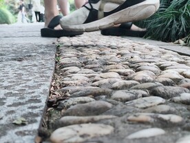 石子道路上的脚