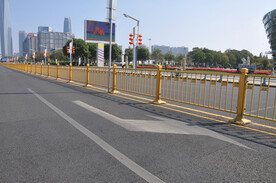 道路护栏与户外广告牌