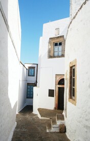 白色建筑巷子