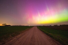 田野道路上的星空和极光