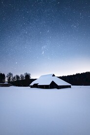 星空下雪景和木屋