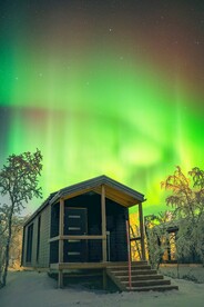 极光星空下的木屋