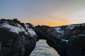 白雪覆盖的山岩