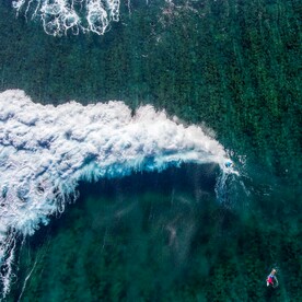 海浪中的冲浪者