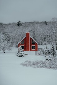雪林中的红色房子