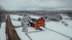 雪景中的红色房子