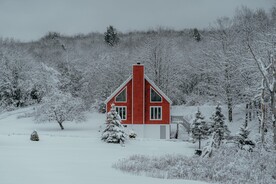 雪景中的红色房子