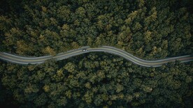 航拍林间道路