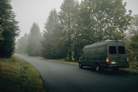 林间道路和房车