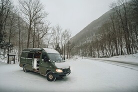 雪道旁的汽车