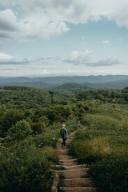 山路上的登山徙步者