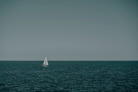 海面上的帆船