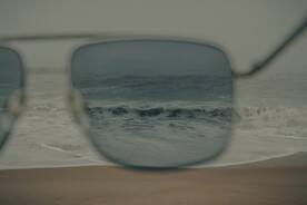 墨镜里的海浪