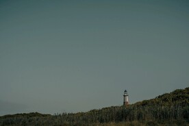 山坡上的灯塔