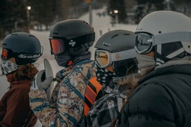 戴着头盔的滑雪者