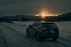 雪道中的汽车