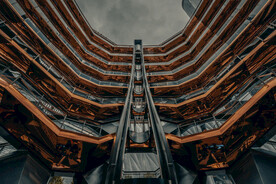 仰拍楼宇内部
