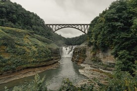 瀑布和拱桥