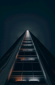 夜幕下仰拍高楼大楼