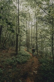 山路上的登山徙步者