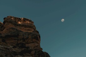 山丘和月亮