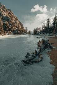 结冰的湖景