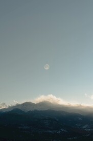 山脉上空的月亮