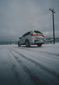 雪道中的汽车