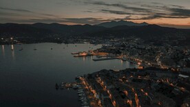 海边城镇夜景