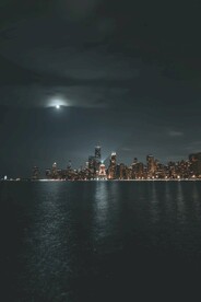 海边楼宇夜景