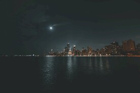海边楼宇夜景