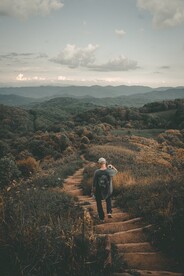 山路上的登山徒步者