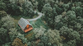 林间木屋鸟瞰图