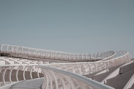 白色建筑通道
