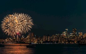 沿海建筑夜景和烟花