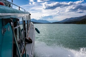 游艇上瞭望海景