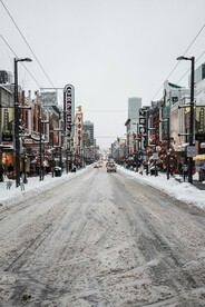 大雪覆盖的城市道路