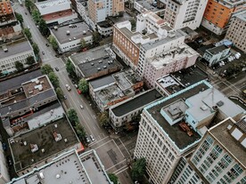 鸟瞰道路和楼宇