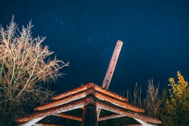 仰拍的木架和星空