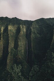 峭壁上的溪流