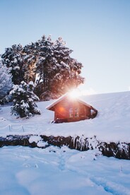 雪中木屋和冬日太阳