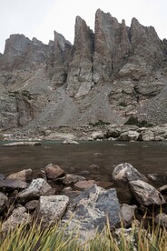 峡谷溪流