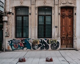 木门窗户和涂鸦墙