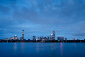 海边楼宇夜景