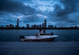 海边楼宇和游艇