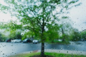 雨天玻璃窗外景色