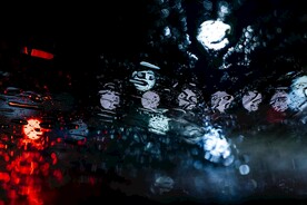 玻璃窗外雨滴和散灯光