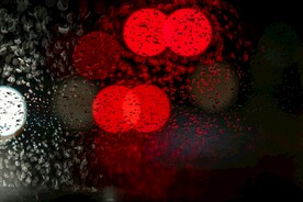 雨天窗外灯光